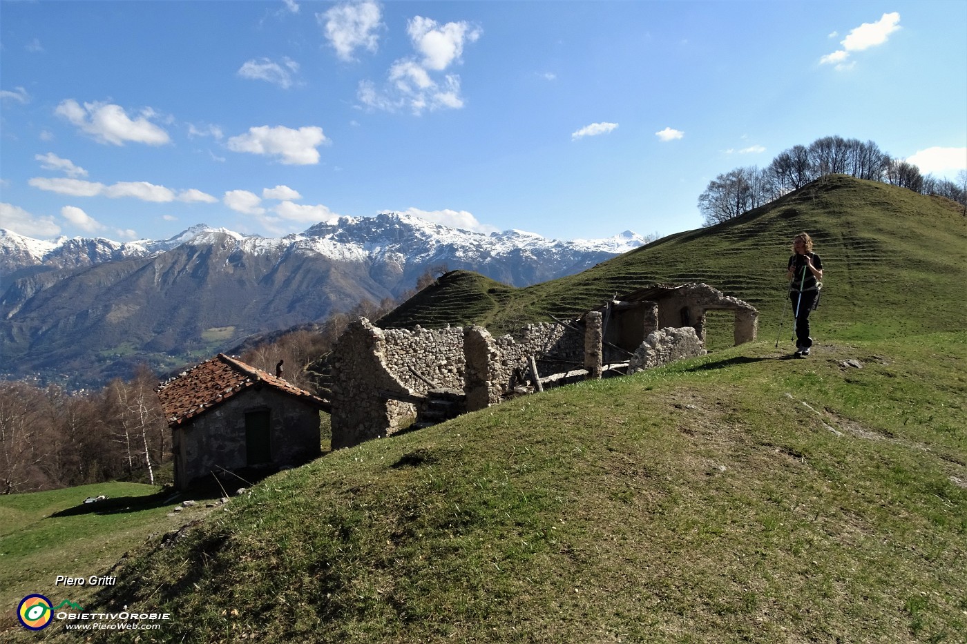 47 Alla Bocchetta di Desio (1335 m) con la grande cascina Pranura diroccata.   .JPG